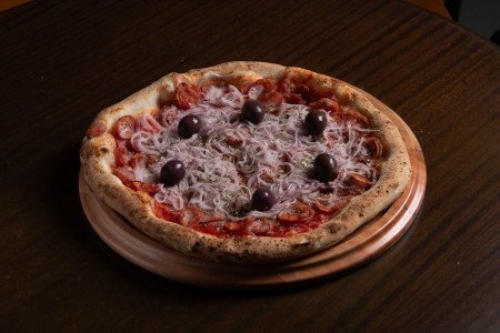 Pomodoro San Marzano D.O.P., calabresa artesanal fatiada e cebola roxa