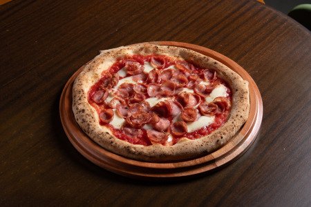 Pomodoro San Marzano D.O.P., calabresa artesanal, fior di latte e azeite extravirgem