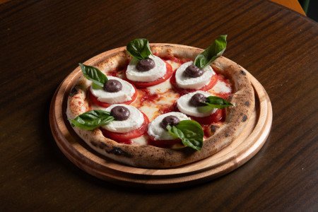 Pomodoro San Marzano D.O.P., fior di latte, tomates grelhados finos, tapenade de azeitona chilena e manjericão fresco.