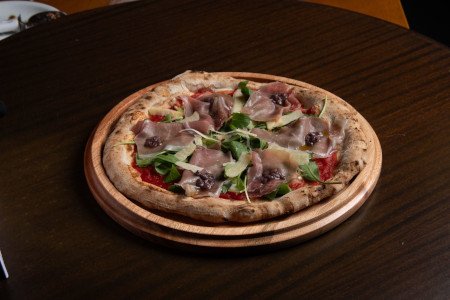 Pomodoro San Marzano D.O.P., fior di latte, presunto royale, calabresa artesanal, azeitonas pretas, portobello e alcachofra.