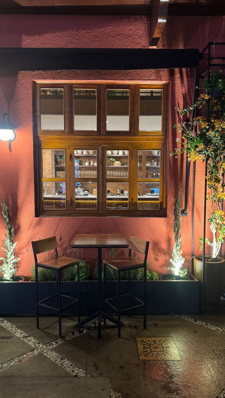 Fachada da Pizzeria Carrieri à noite