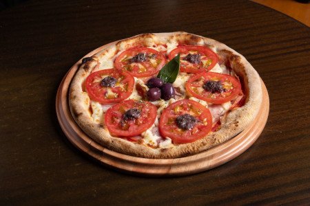 Pomodoro San Marzano D.O.P., peito de peru, palmito, catupiry original e tomate confitado.