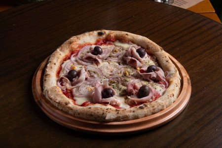 Pomodoro San Marzano D.O.P., presunto royale, fior di latte, ovo mexido, cebola roxa e azeitonas pretas.