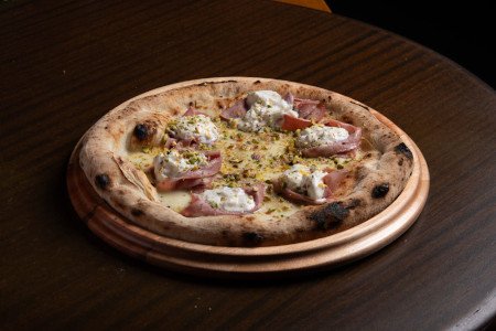 Fior di latte, stracciatella fresca, pistache torrado e raspas de limão siciliano.