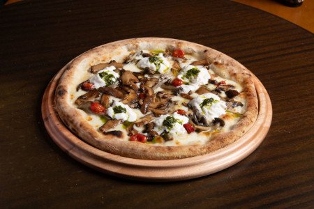 Base de pesto genovese, mix de cogumelos (shimeji, shiitake e portobello), tomates confitados e burrata cremosa.