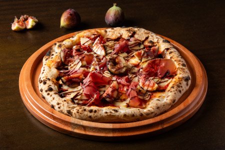 Pomodoro San Marzano D.O.P., fior di latte, presunto cru, figos frescos e parmesão em lascas.